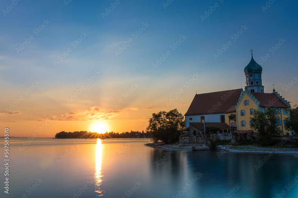 Wasserschloss am Bodensee bei Sonnenuntergang