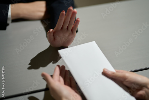 Foto お金の受け取りを拒否する女性の手元