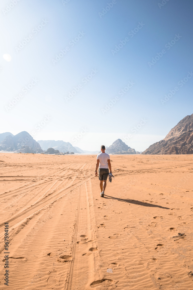 facet idący po pustyni