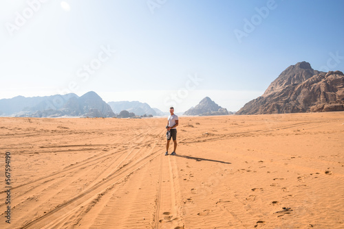 facet idący po pustyni