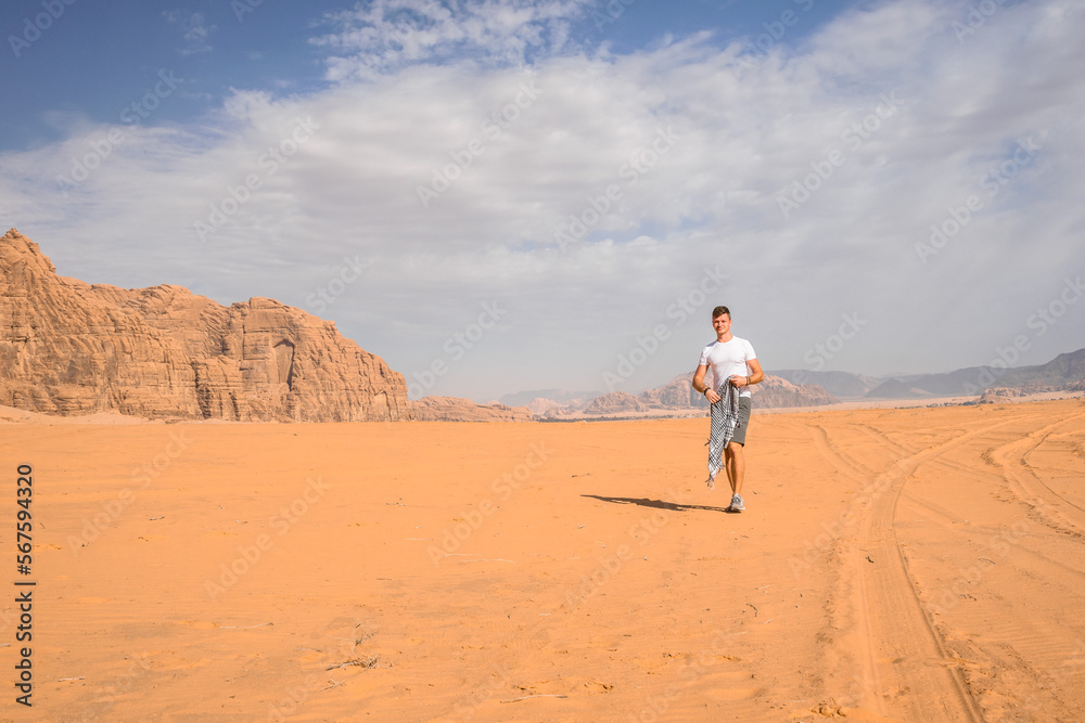 Fototapeta premium mężczyzna idący po pustyni