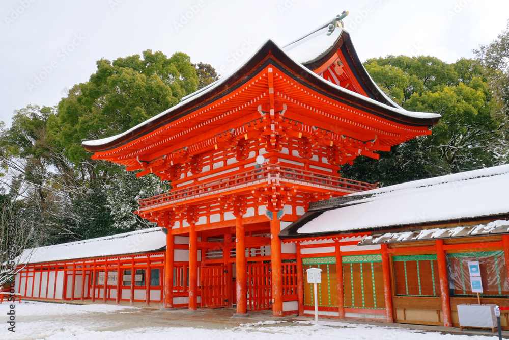 冬の京都市 世界遺産下鴨神社の楼門 冬の京都市 世界遺産下鴨神社の楼門