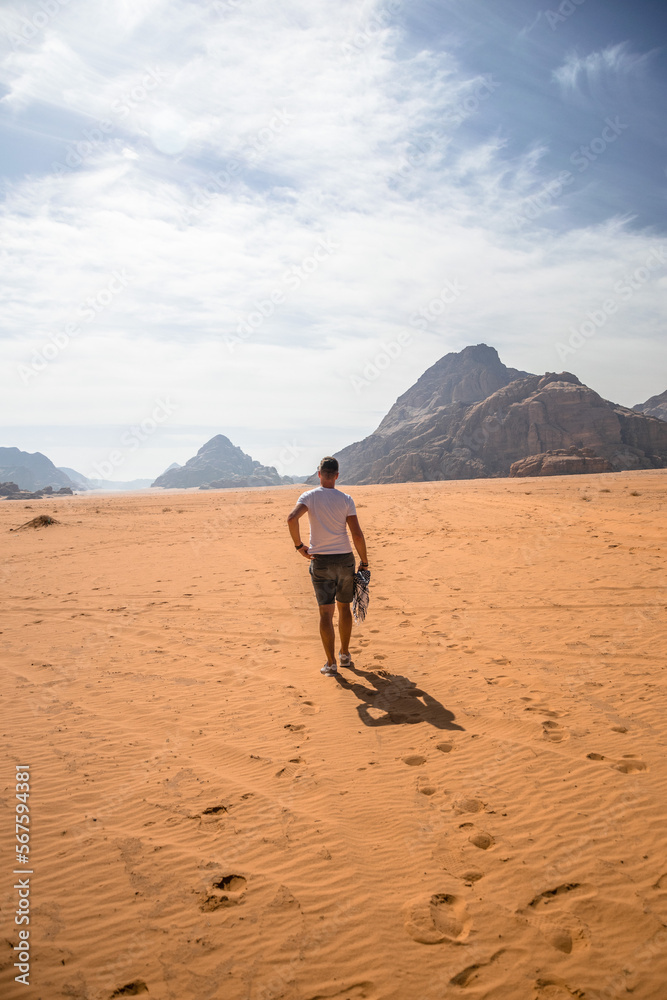 mężczyzna idący po pustyni - obrazy, fototapety, plakaty 