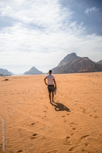 mężczyzna idący po pustyni © DawidFastMan