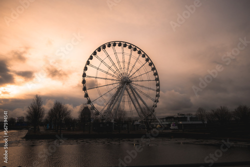Ferris wheel during sunset © Frank Ng