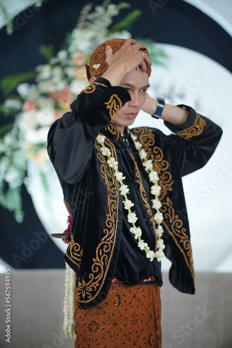person with a necklace. person in a clothing. ‎Sabtu, ‎28 ‎January ‎2023, ‏‎12.13.26. Temanggung. Indonesian photo