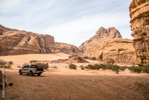 samochód terenowy na pustyni 