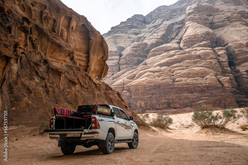 samochód stojący na pustyni © DawidFastMan