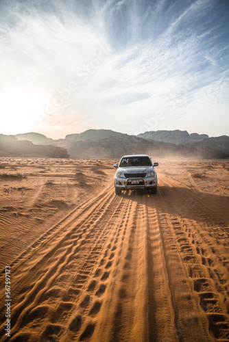 samochód jadący po pustyni © DawidFastMan