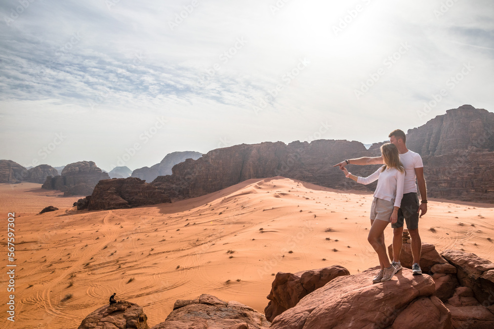 kobieta i mężczyzna pozują do zdjęcia na pustyni - obrazy, fototapety, plakaty 