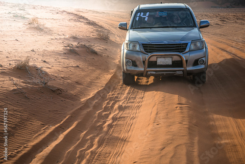 samochód jadący po pustyni © DawidFastMan