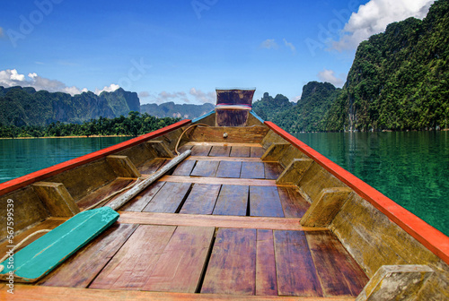 Discovering the wonders of Ratchaprapa on a long tail boat (Thailand) © Image'in