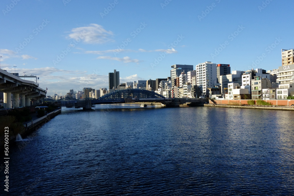 東京日本優雅、隅田川、見渡すと首都の街の大河の遠景風物詩