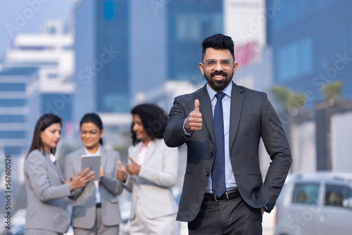 Canvas Print Portrait satisfied businessman showing to camera thumbs up