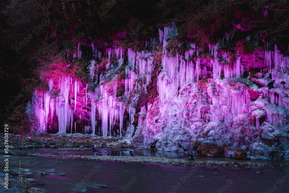 Fototapeta premium ライトアップされた三十槌の氷柱 埼玉県秩父市