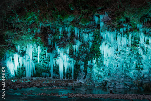 ライトアップされた三十槌の氷柱　埼玉県秩父市 © Miyuki Motomura