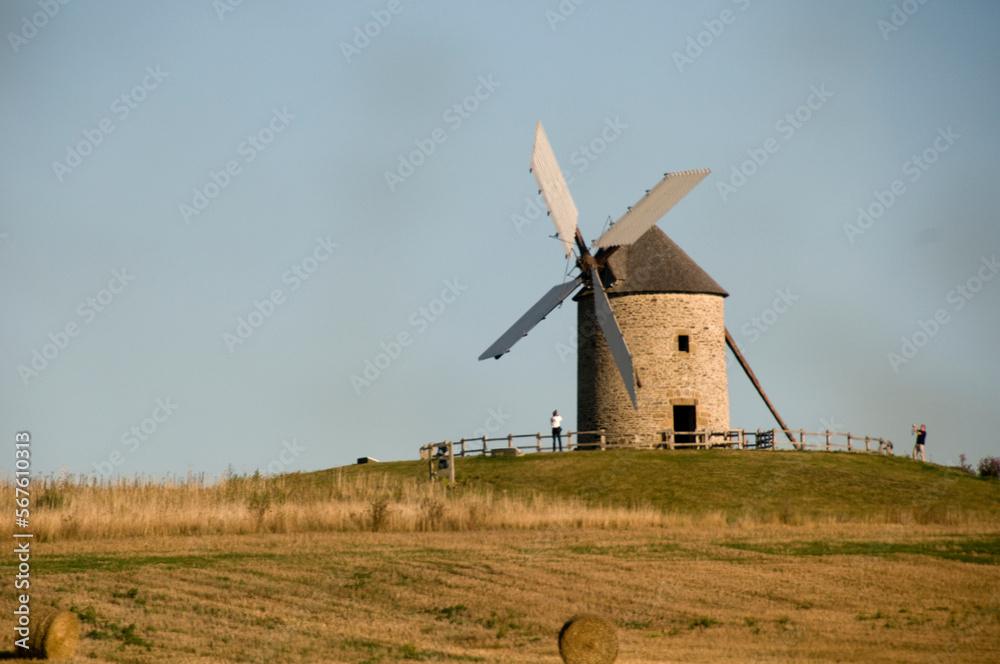 フランス・ブルターニュ地方の田園地帯のわらロールと風車