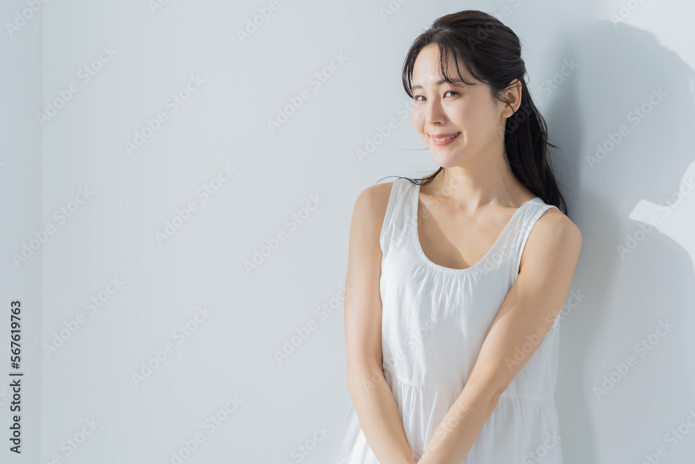 ワンピースを着た日本人女性 ワンピースを着た日本人女性