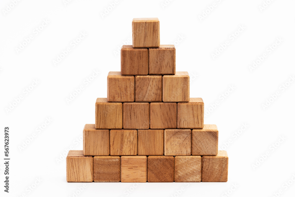Pyramide aus Holzwürfeln Pyramide aus Holzwürfeln