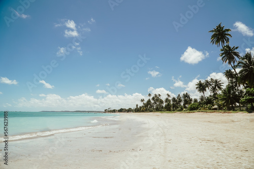 amplia playa de arean blanca, ciello y mar azul photo