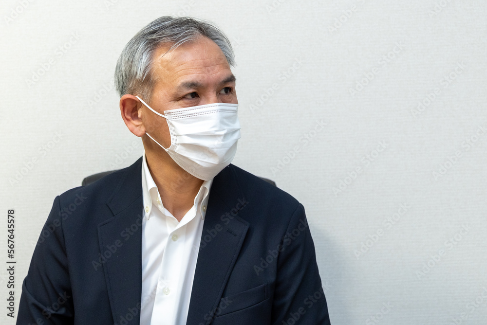 マスクをした中年男性 マスクをした中年男性