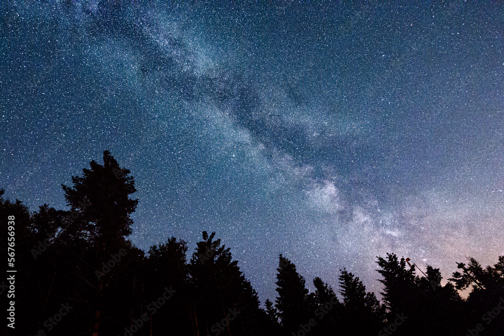 leuchtende Milchstraße über Silhouetten von Bäumen im Schwarzwald bei der Teufelsmühle leuchtende Milchstraße über Silhouetten von Bäumen im Schwarzwald bei der Teufelsmühle