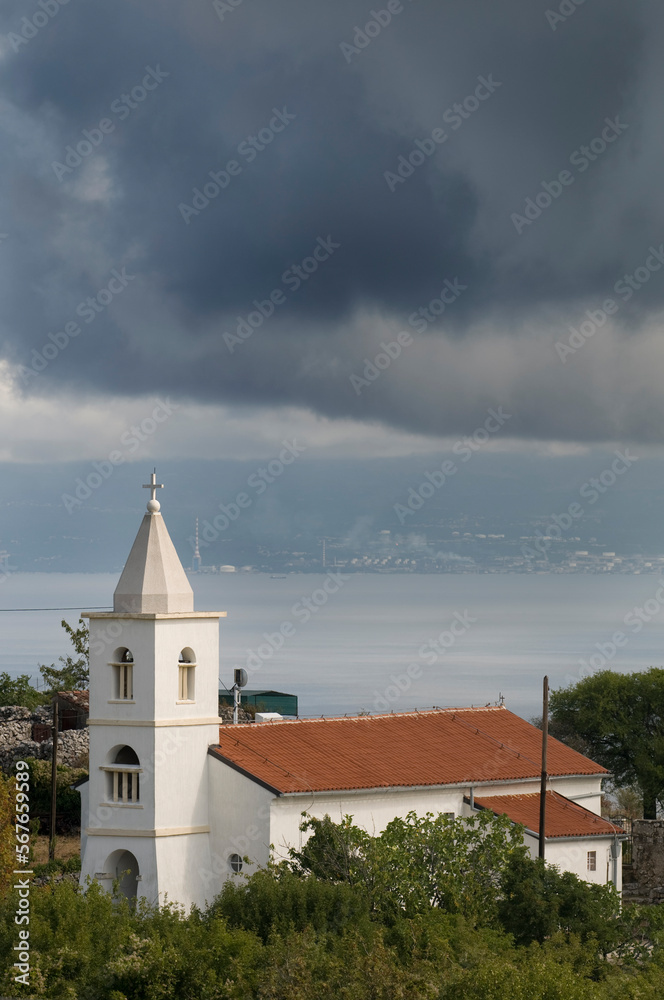 Piccola chiesa in Croazia sull'isola di Cherso con nuvola di temporale in arrivo