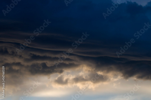 Nuvole minacciose, cielo inquietante con temporale in arrivo