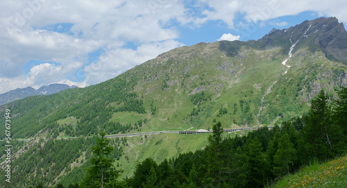 Schöne Berglandschaft in den Schweizer Alpen © NATURAL LANDSCAPES