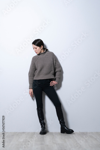 セーターを着たクールな女性 © peach100