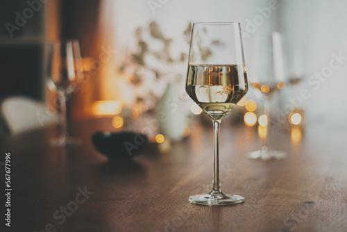 Weingläser auf einem Tisch photo