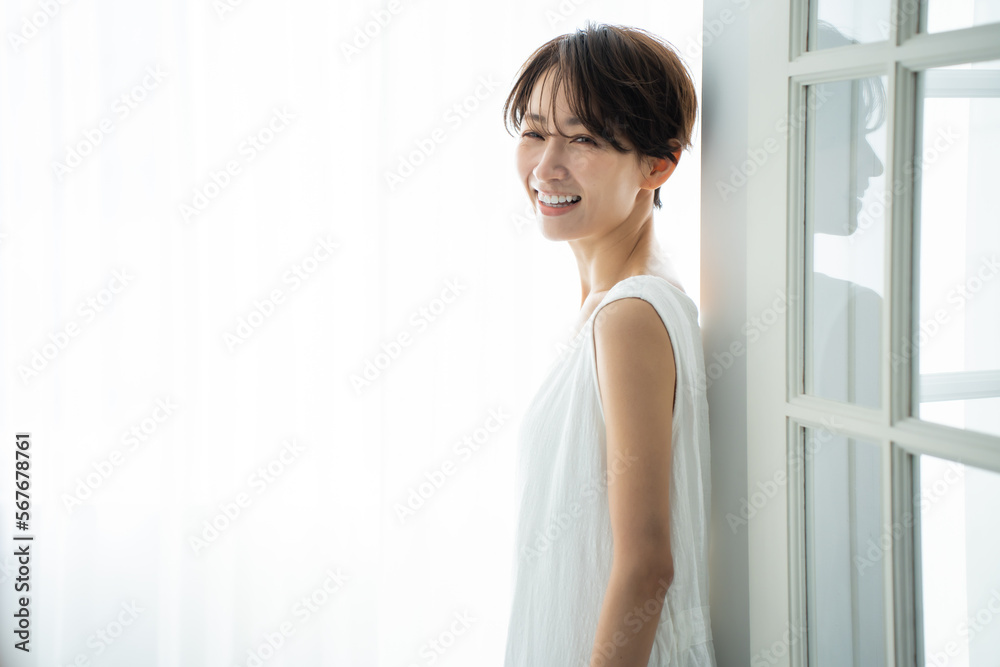 白いワンピースを着た日本人女性 白いワンピースを着た日本人女性