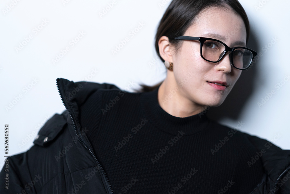 メガネをかけたクールな女性 メガネをかけたクールな女性