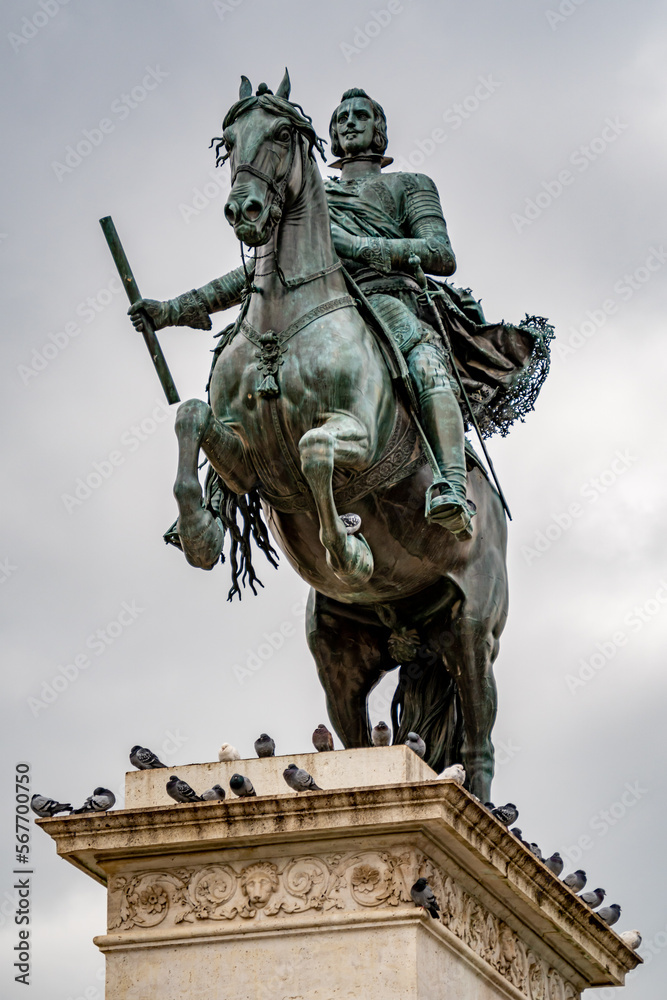 Obraz premium Estatua en el Palacio Real de un caballero a caballo