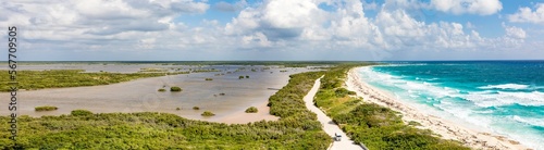 Panorama-Ansicht vom Leuchtturm Faro Celerain auf die Mangroven und die K  stenlandschaft Punta Sur im Nationalpark Eco Beach Park auf der karibischen Insel Cozumel  Kreuzfahrt in Mexiko.