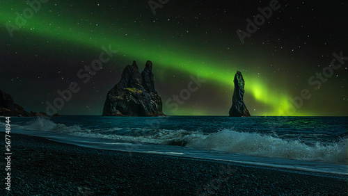 Polarlichter über dem Meer in Island