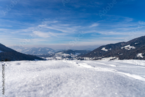 Weg in Winterlandschaft mit weitem Ausblick  © Oliver Dünser
