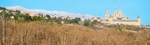 Konstfotografi Panorámica alejada del real monasterio de San Lorenzo de El Escorial con montaña