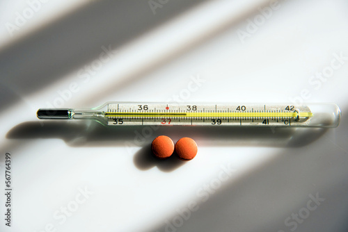 Obraz na płótnie Abstract image of a thermometer with high temperature and medication (Сovid - concept). w salonie