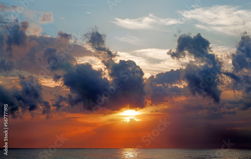 Sonnenuntergang am Meer mit Wolken