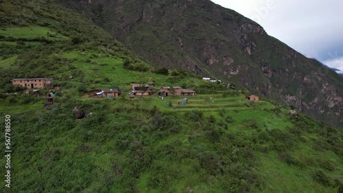Pueblo pequeño rústico en las montañas de Choquequirao Cusco Perú photo