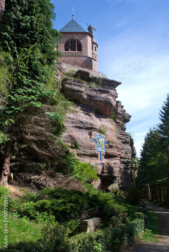 Mont-Sainte-Odile in Obernai. Kreuzweg mit Blick auf die Kirche des Klosters Hohenberg, Elsass