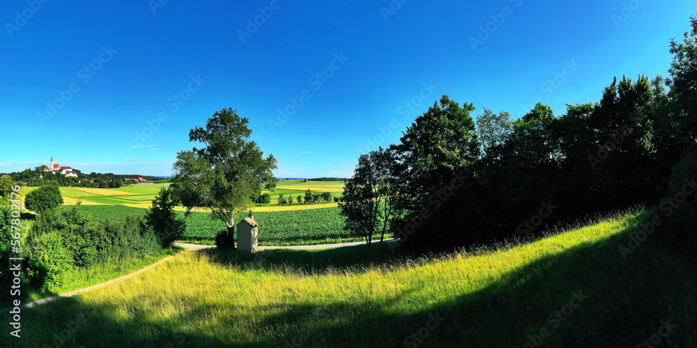 Landschaft bei Andechs mit Blick auf eine kleine Kapelle. Andechs, Starnberg, Oberbayern, Bayern, Deutschland.