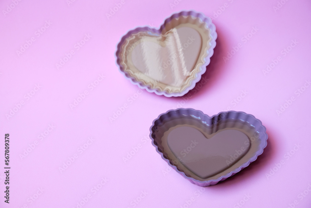 Gelatinas en forma de corazón aisladas sobre fondo rosa Gelatinas en forma de corazón aisladas sobre fondo rosa
