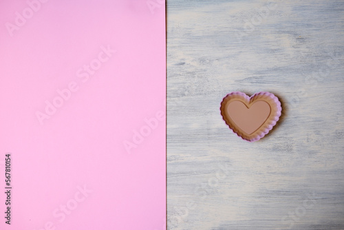 Corazón aislado en fondo de madera blanca y rosa con copyspace photo