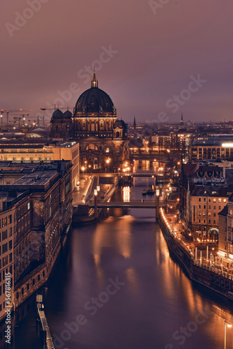 Der Berliner Dom beleuchtet bei Nacht mit der Spree und anderen beleuchteten Gebäuden