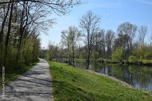 Radweg am Fluss