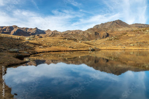 Lac Long et Pointe de Névache, Paysage de la vallée de la Clarée à l' automne , Hautes-Alpes , France 