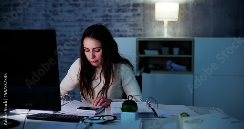 Φωτογραφία Accountant Woman In Office At Night