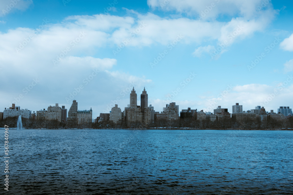 Panorama della città di New York vista da Central Park in Inverno, blu, lago